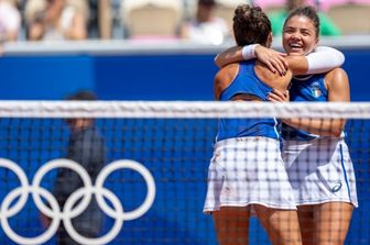 Sara Errani (di spalle) abbraccia Jasmine Paolini