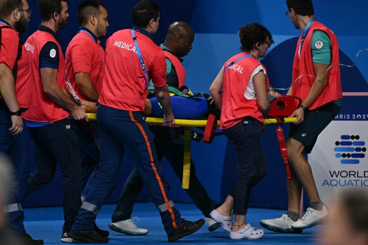 La nuotatrice slovacca soccorsa a bordo piscina