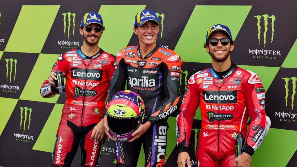 Bagnaia, Espargaro e Bastianini in posa dopo le qualifiche del Gran Premio di Gran Bretagna di MotoGP sul circuito di Silverstone