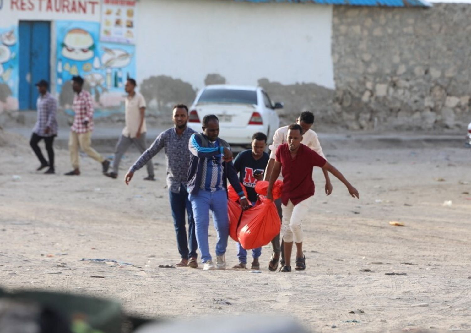 I soccorsi sulla spiaggia di Mogadiscio dopo l'attentato