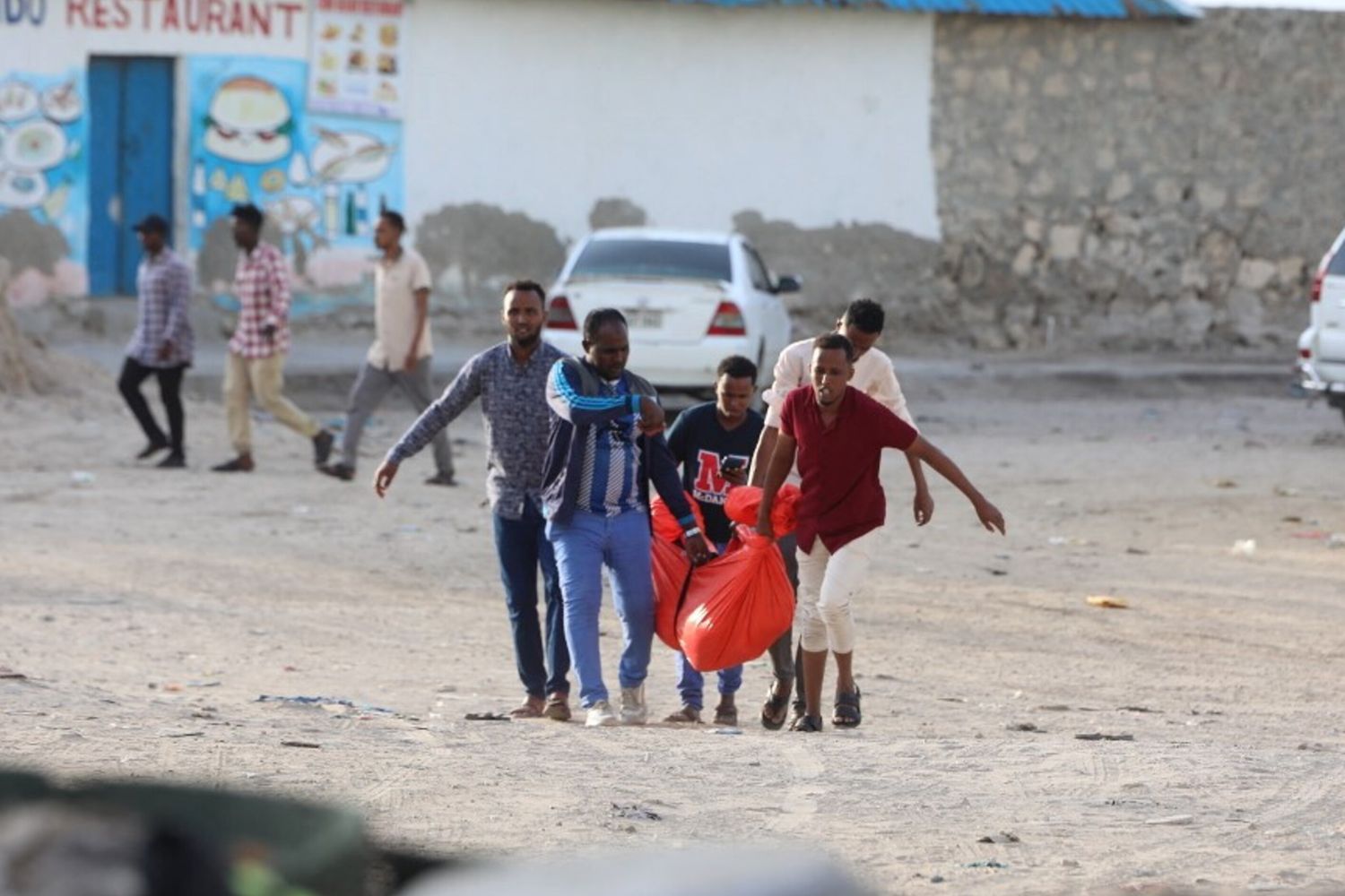I soccorsi sulla spiaggia di Mogadiscio dopo l'attentato