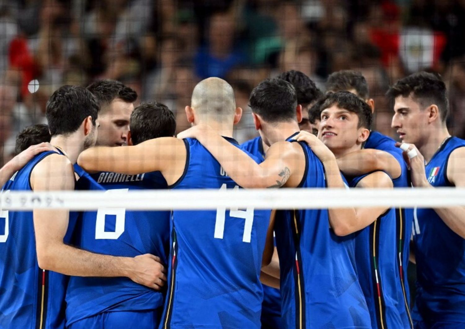 Gli azzurri del volley festeggiano il 3-1 sulla Polonia