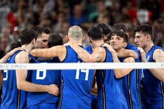 Gli azzurri del volley festeggiano il 3-1 sulla Polonia