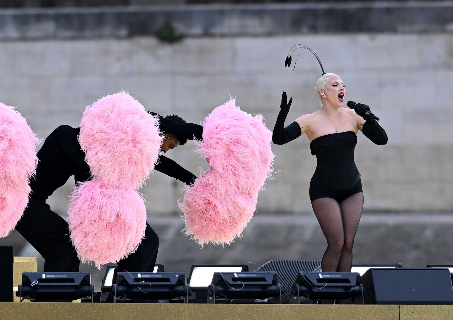 Un momento della cerimonia di apertura dei Giochi Olimpici 2024 con Lady Gaga