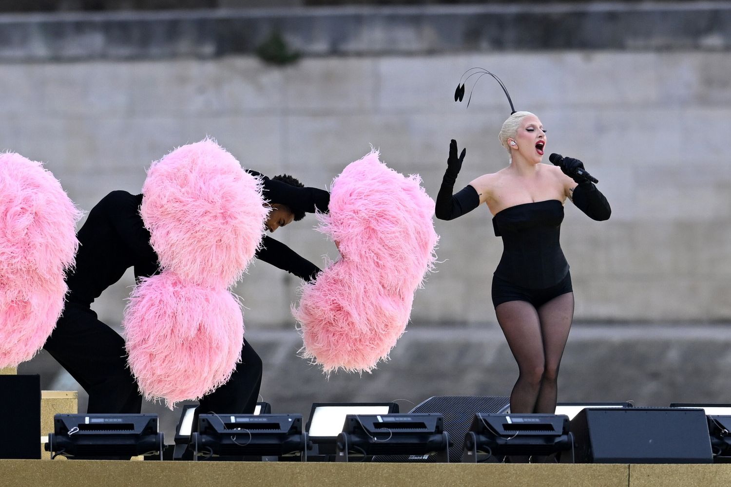 Un momento della cerimonia di apertura dei Giochi Olimpici 2024 con Lady Gaga