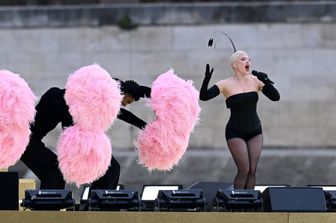 Un momento della cerimonia di apertura dei Giochi Olimpici 2024 con Lady Gaga