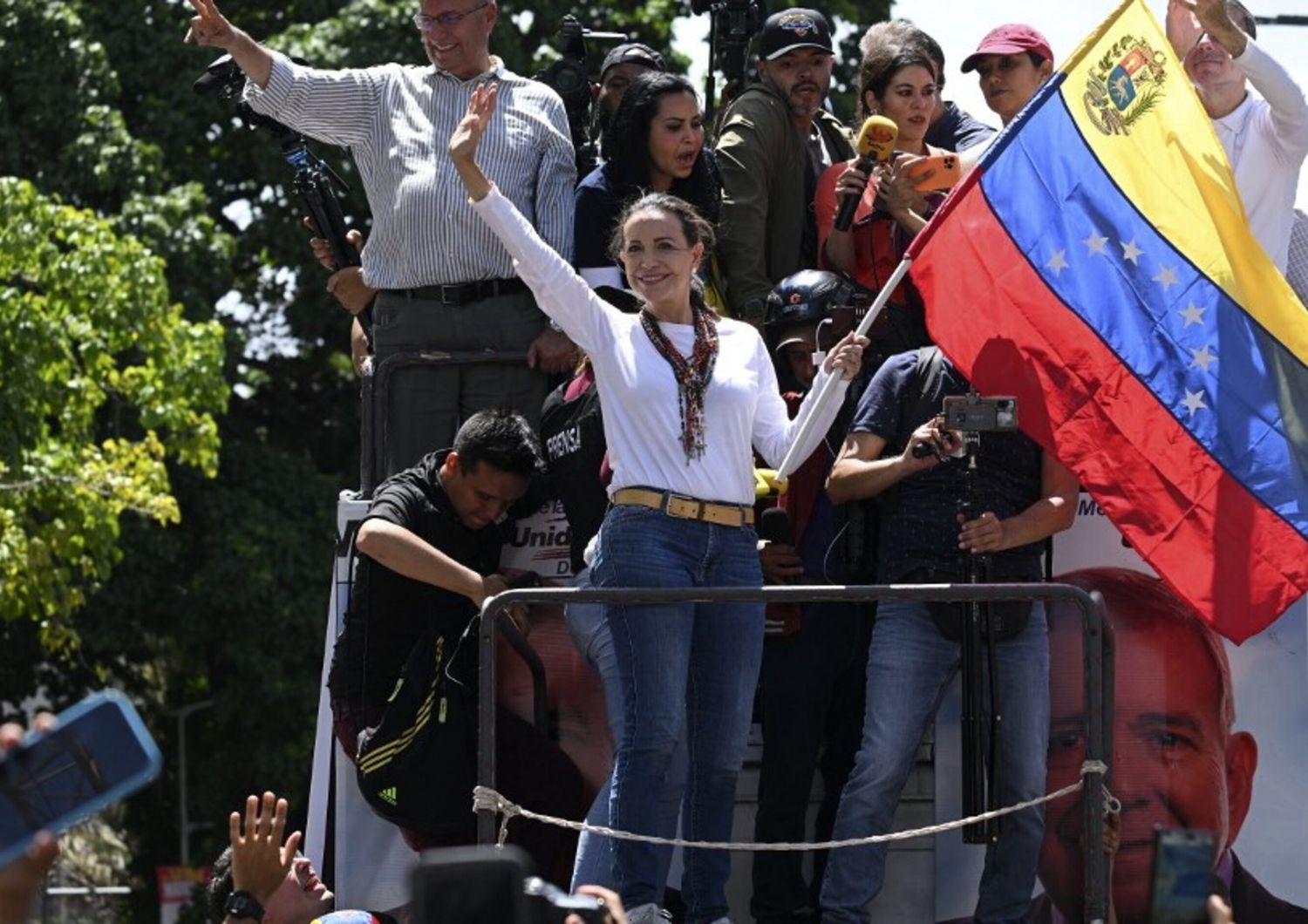 La leader dell'opposizione venezuelana Maria Corina Machado sventola una bandiera nazionale durante una manifestazione di protesta per i risultati delle elezioni presidenziali, a Caracas il 3 agosto 2024.