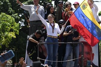 La leader dell'opposizione venezuelana Maria Corina Machado sventola una bandiera nazionale durante una manifestazione di protesta per i risultati delle elezioni presidenziali, a Caracas il 3 agosto 2024.