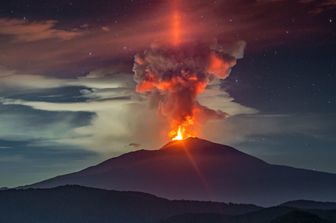 &nbsp;Il pilastro di luce dell'Etna, fotografato nel giugno del 2020