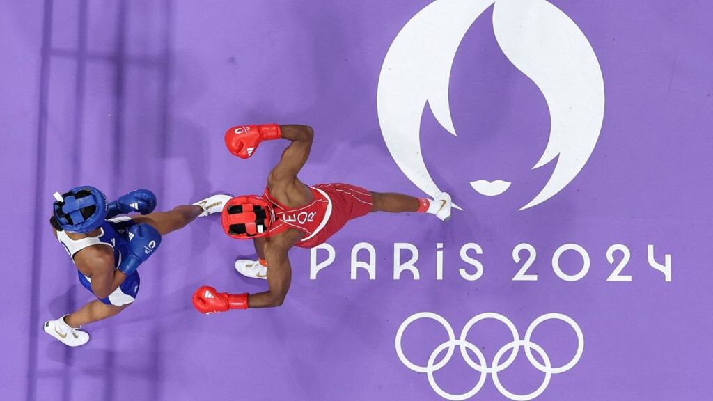 Una panoramica della sfida di pugilato tra la vincitrice della squadra olimpica dei rifugiati Cindy Djankeu Ngamba e la francese Davina Michel (in blu)