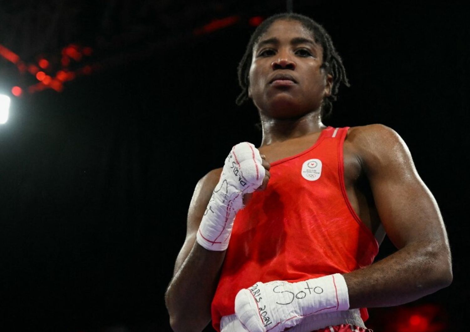 La vincitrice della squadra olimpica dei rifugiati, Cindy Djankeu Ngamba, dopo aver battuto la francese Davina Michel nell'incontro di pugilato femminile dei quarti di finale