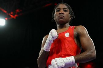 La vincitrice della squadra olimpica dei rifugiati, Cindy Djankeu Ngamba, dopo aver battuto la francese Davina Michel nell'incontro di pugilato femminile dei quarti di finale