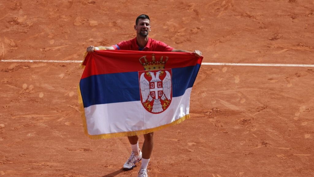 Novak Djokovic con la bandiera della Serbia