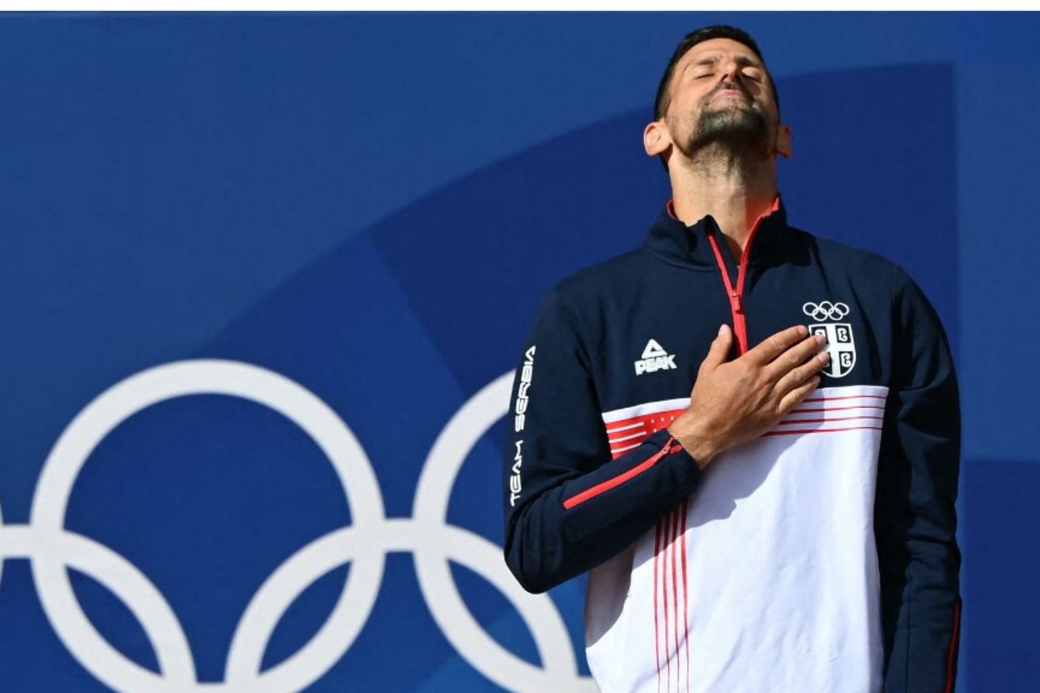 Il serbo Novak Djokovic, vincitore della medaglia d'oro, posa con la sua medaglia sul podio