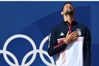 Il serbo Novak Djokovic, vincitore della medaglia d'oro, posa con la sua medaglia sul podio