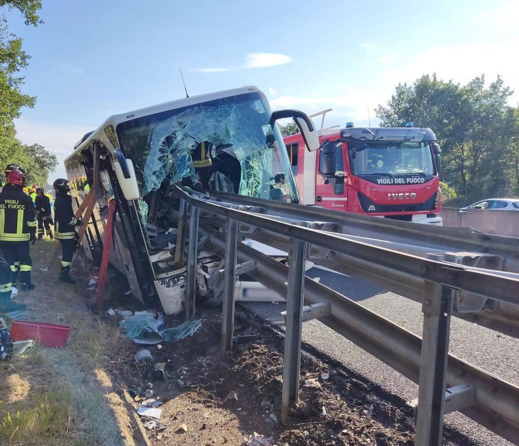 Autobus fuori strada sulla A1. Un morto e 24 feriti