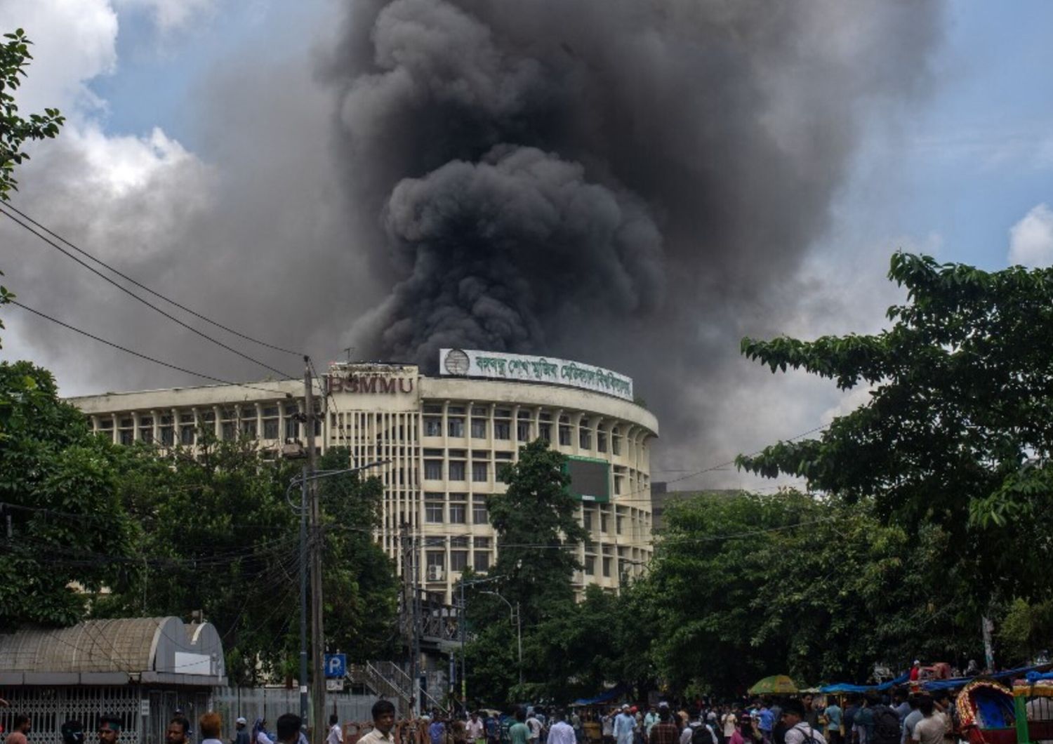 Il fumo si alza dai locali della Bangabandhu Sheikh Mujib Medical University dopo gli scontri tra studenti e sostenitori del governo