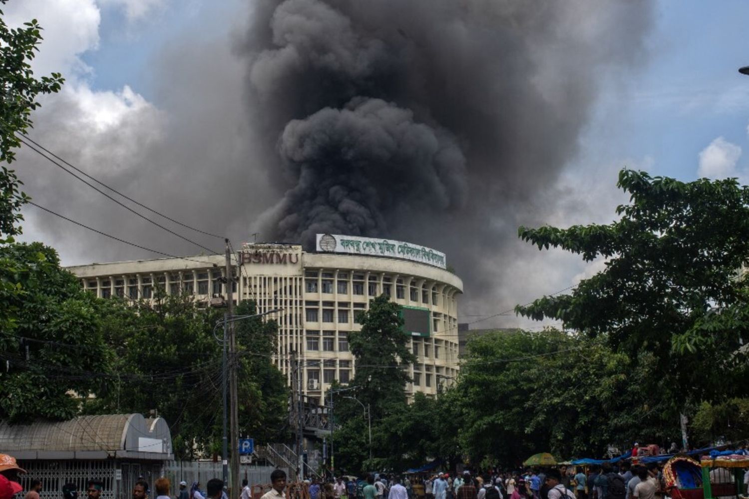 Il fumo si alza dai locali della Bangabandhu Sheikh Mujib Medical University dopo gli scontri tra studenti e sostenitori del governo