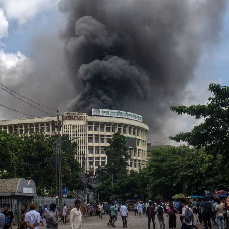 Il fumo si alza dai locali della Bangabandhu Sheikh Mujib Medical University dopo gli scontri tra studenti e sostenitori del governo