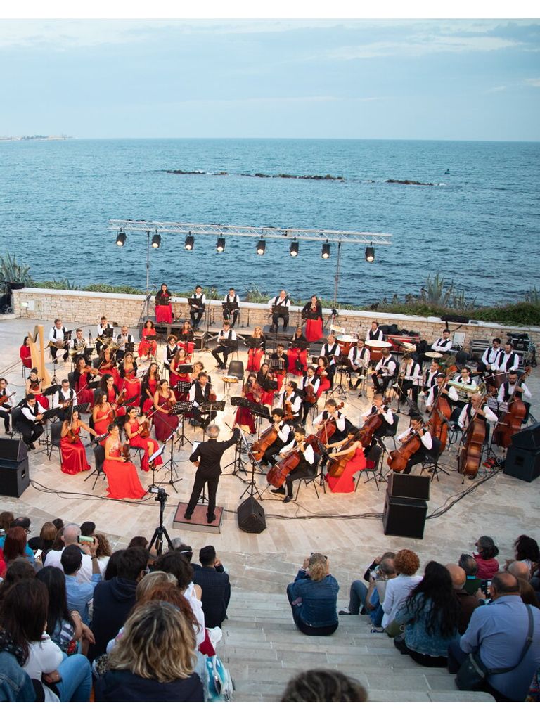 L'Orchestra Filarmonica Pugliese (Ofp) si esibisce al Teatro Mediterraneo di Bisceglie per l'evento di beneficenza Sol dell'Alba.