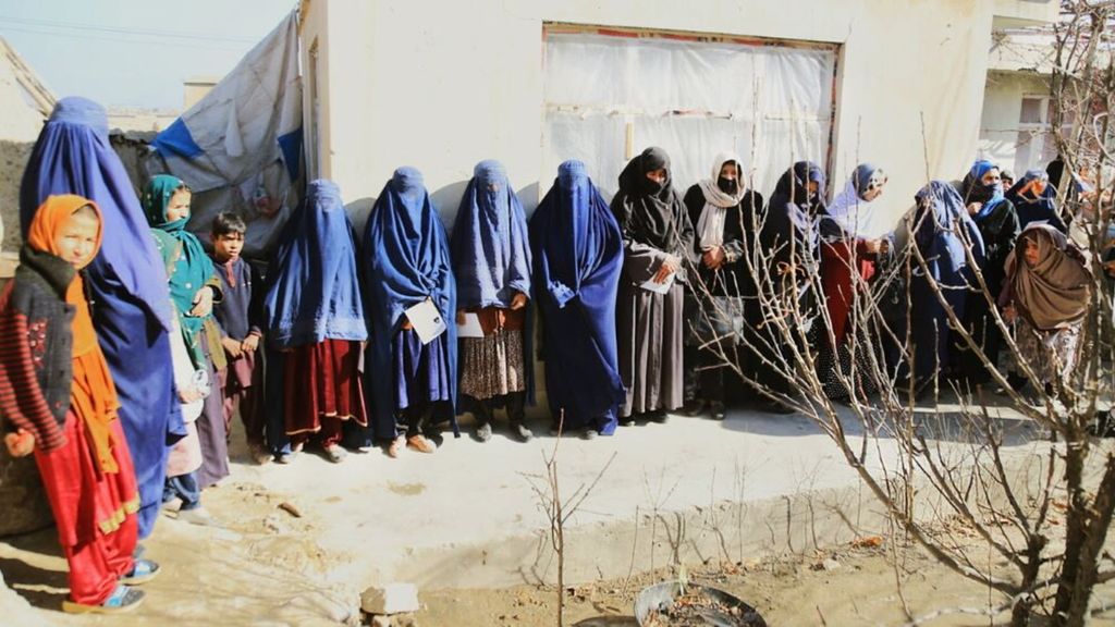 A Kabul le donne afghane in fila per il pane