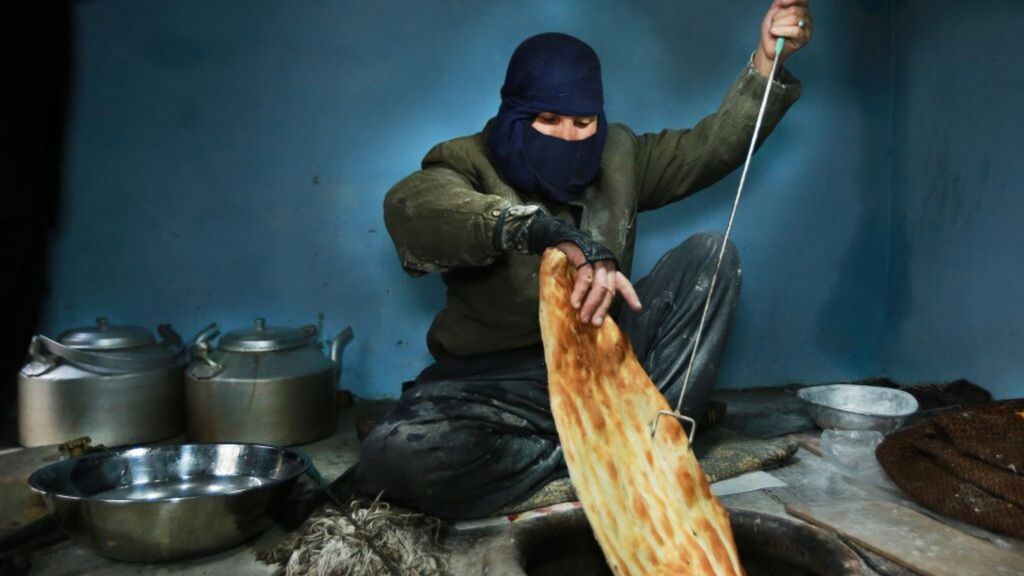 Una fornaia del progetto "Bread for Women" nelle 'bakeries' di Kabul riabilitate dall'Ong italiana.