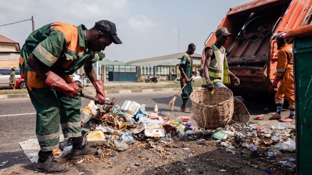 Le personnel de la Lagos State Waste Management Authority (LAWMA) nettoie les déchets