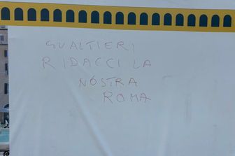 scritte offensive contro il sindaco gualtieri