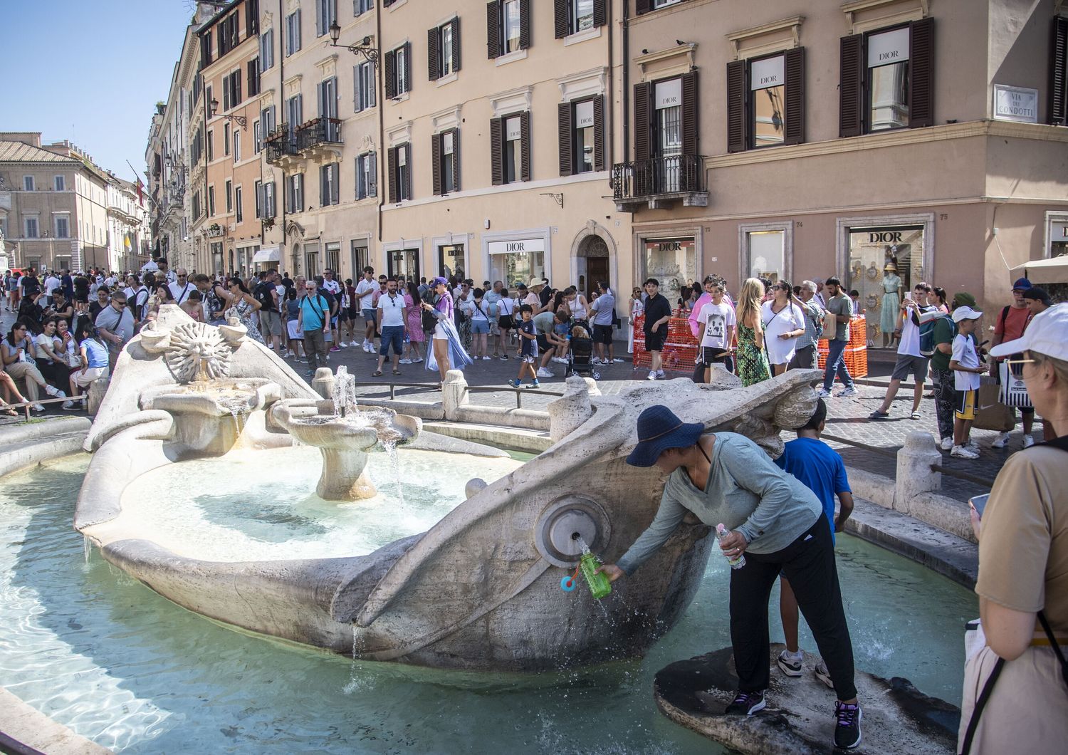 Turisti a Roma in piazza di Spagna