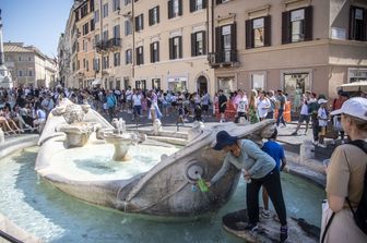 Turisti a Roma in piazza di Spagna