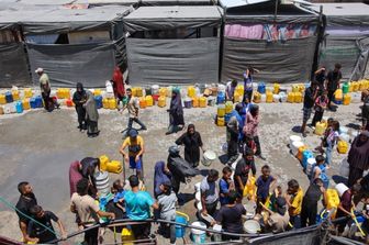 Rifugiati palestinesi in coda per l'acqua  in un rifugio Onu