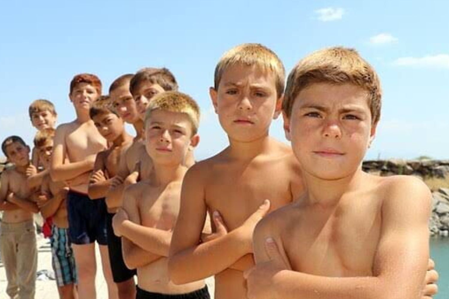 Bambini schiariti dopo aver nuotato nel lago Van