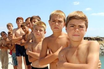 Bambini schiariti dopo aver nuotato nel lago Van