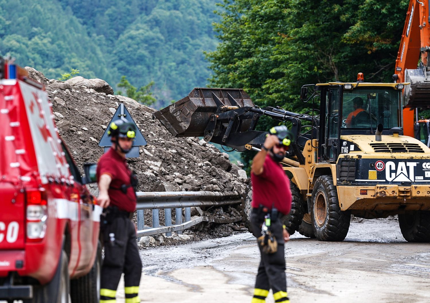 Vigili del fuoco liberano una strada da una frana