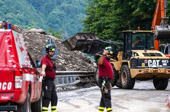 Vigili del fuoco liberano una strada da una frana