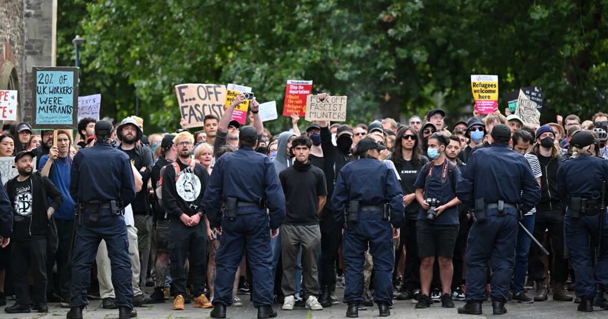 英国で移民に対する暴力を阻止する反対デモが行われる