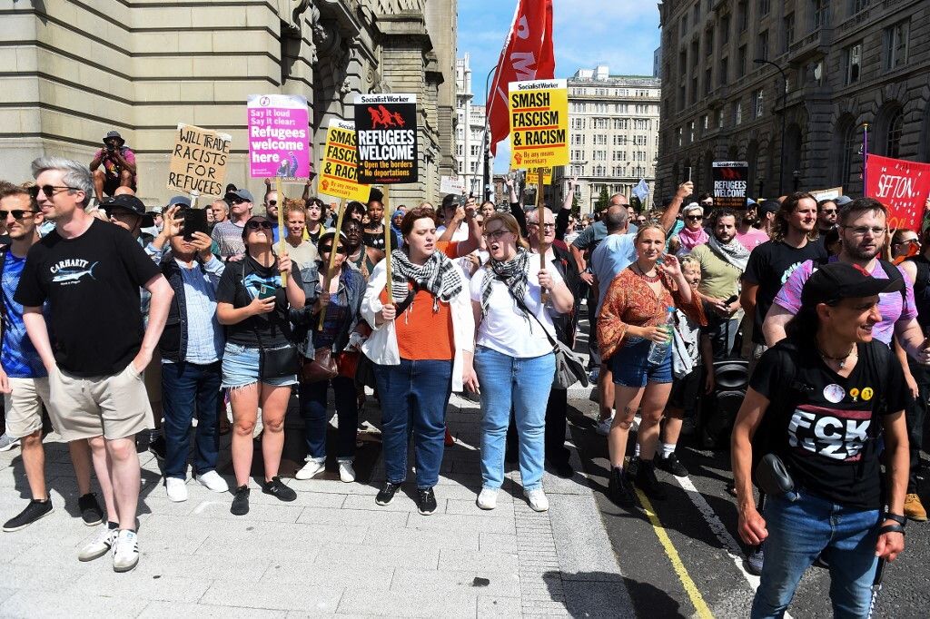 Cittadini in piazza a Londra contro l’estrema destra