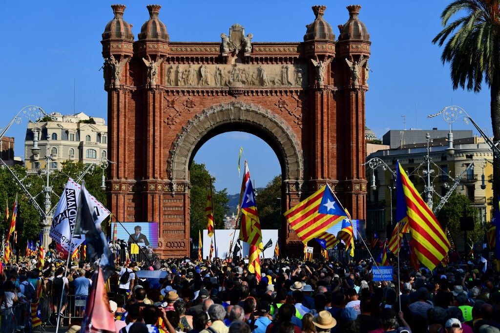 La folla in piazza per Puigdemont