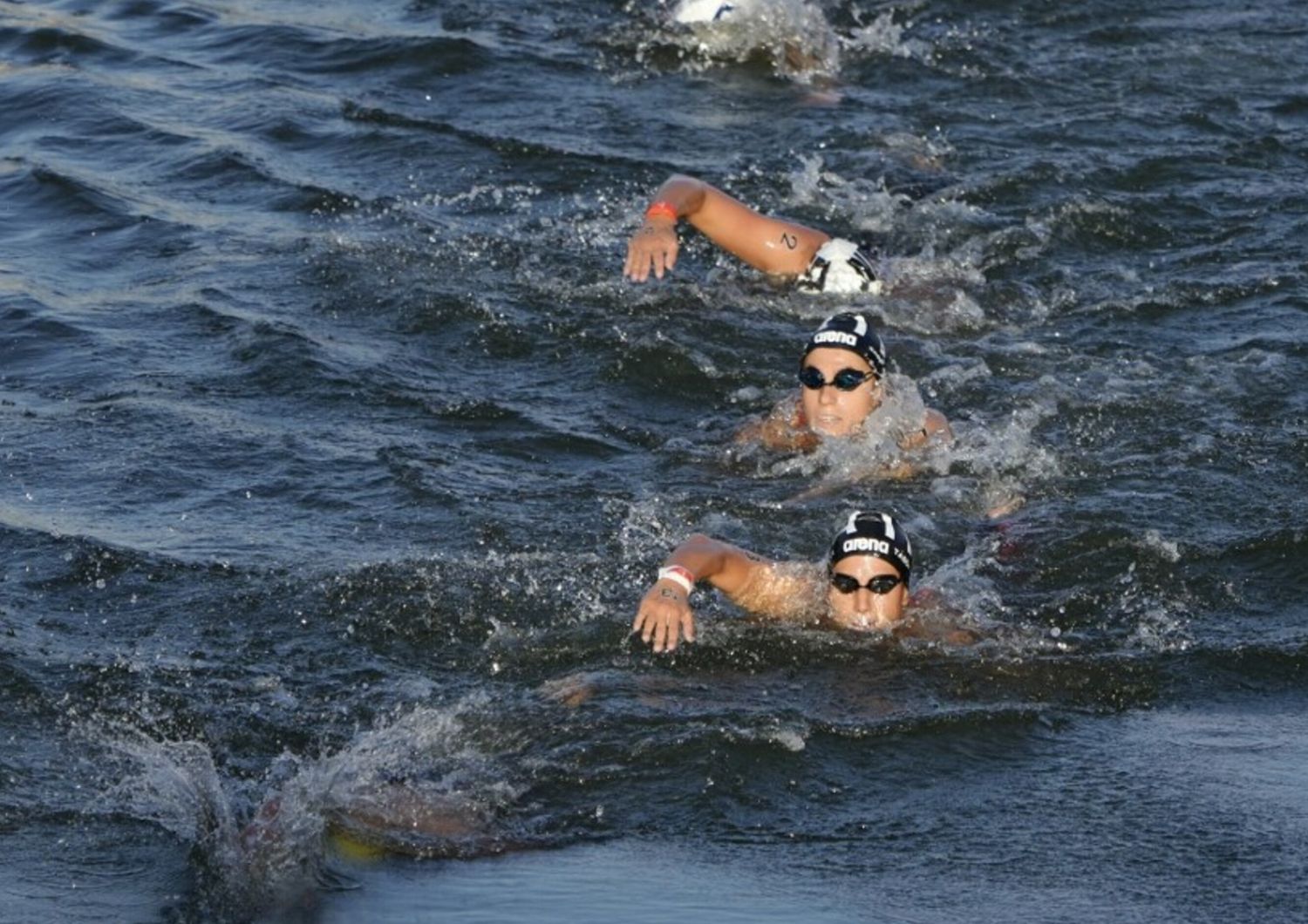 L'italiana Ginevra Taddeucci (davanti) nuota davanti agli altri atleti nel fiume Senna durante la finale della maratona di nuoto femminile