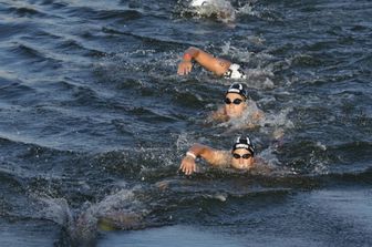 L'italiana Ginevra Taddeucci (davanti) nuota davanti agli altri atleti nel fiume Senna durante la finale della maratona di nuoto femminile