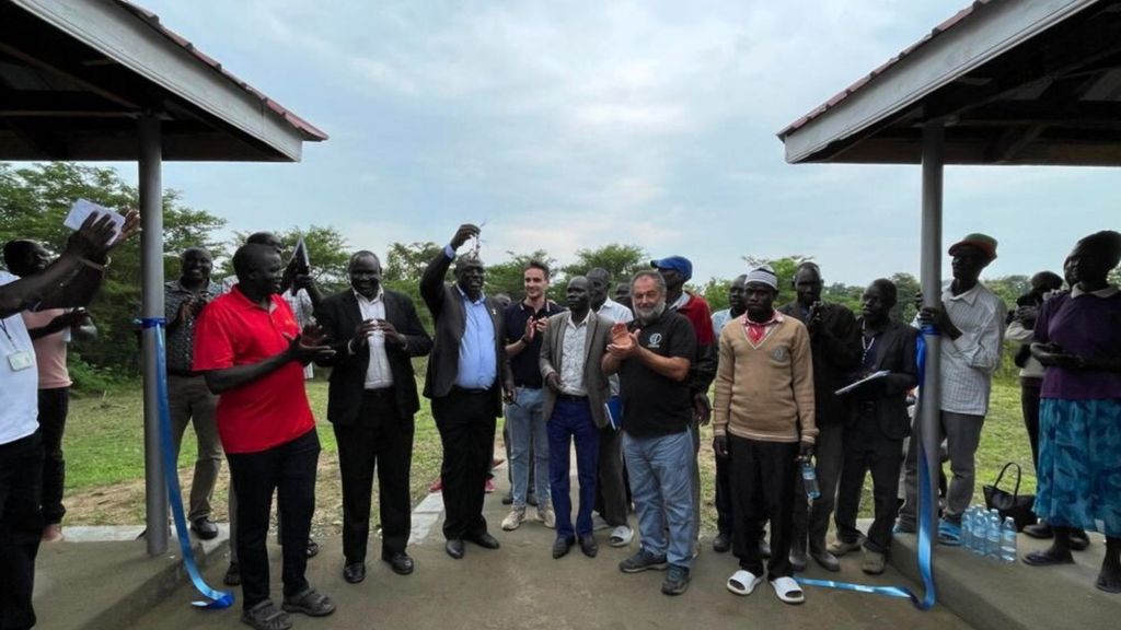 Cérémonie d’inauguration d'un nouveau marché près du camp de réfugiés de Magburu, dans le nord de l'Ouganda.