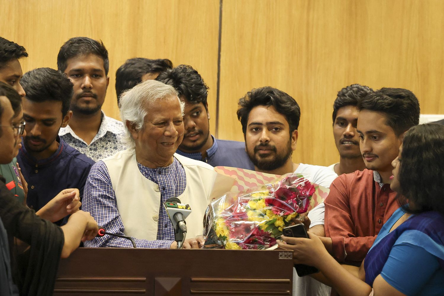 Yunus al Palazzo Presidenziale