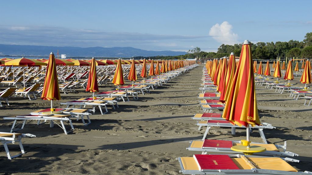 Ombrelloni e lettini su una spiaggia in Calabria