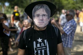 Un sostenitore di Puigdemont con la sua maschera