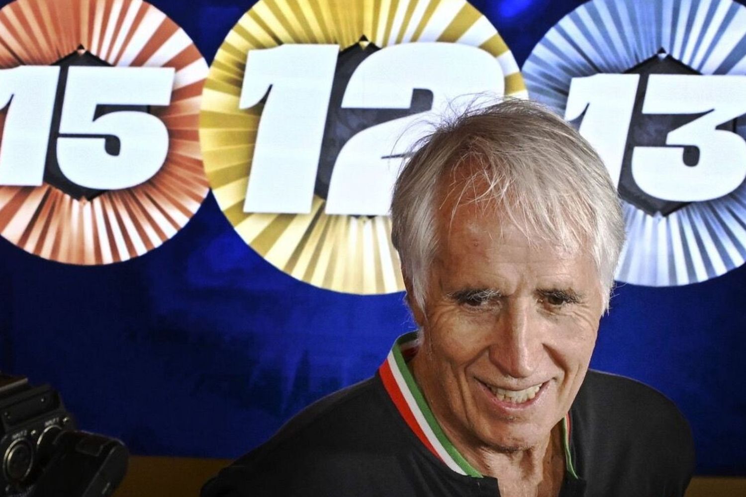 Il presidente del Coni Giovanni Malagò, alle sue spalle il numero delle medaglie vinte dall'Italia ai Giochi di Parigi