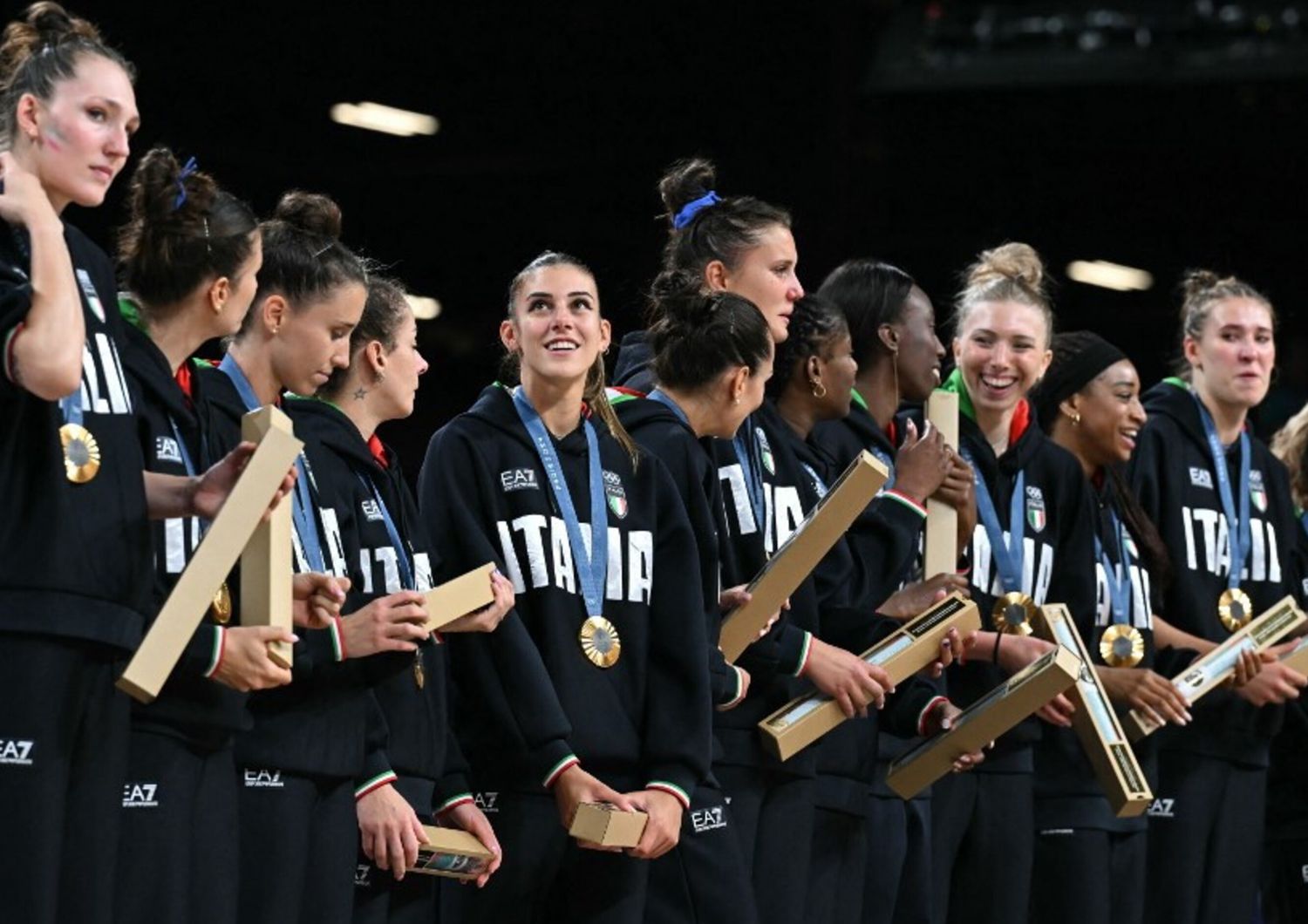 Le azzurre del volley con la medaglia d'oro