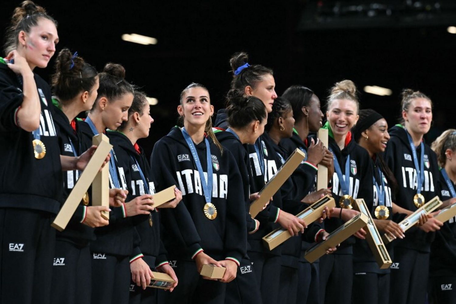 Le azzurre del volley con la medaglia d'oro