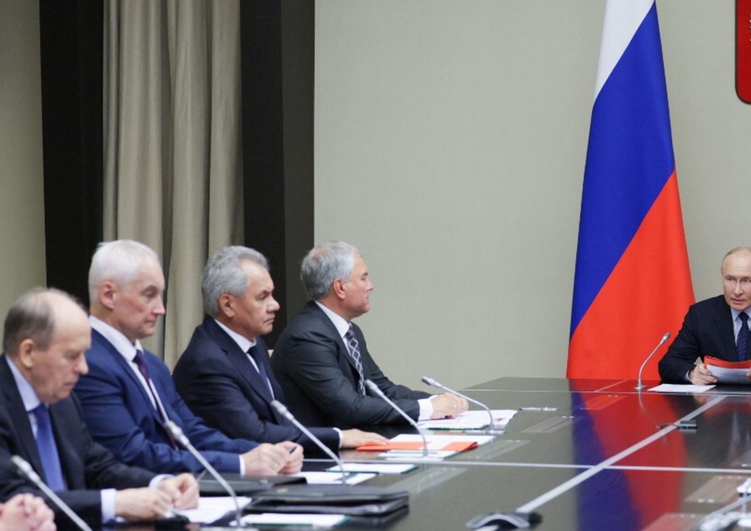 In questa foto di repertorio distribuita dall'agenzia statale russa Sputnik, il presidente Vladimir Putin presiede una riunione con i membri permanenti del Consiglio di Sicurezza sulla situazione nella regione di Kursk, nella sua residenza fuori Mosca il 9 agosto 2024