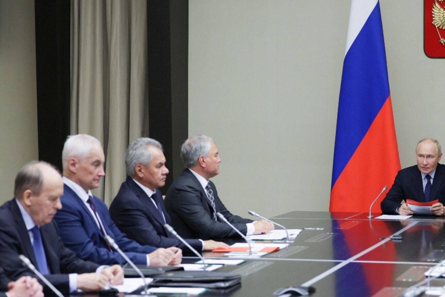 In questa foto di repertorio distribuita dall'agenzia statale russa Sputnik, il presidente Vladimir Putin presiede una riunione con i membri permanenti del Consiglio di Sicurezza sulla situazione nella regione di Kursk, nella sua residenza fuori Mosca il 9 agosto 2024