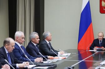 In questa foto di repertorio distribuita dall'agenzia statale russa Sputnik, il presidente Vladimir Putin presiede una riunione con i membri permanenti del Consiglio di Sicurezza sulla situazione nella regione di Kursk, nella sua residenza fuori Mosca il 9 agosto 2024